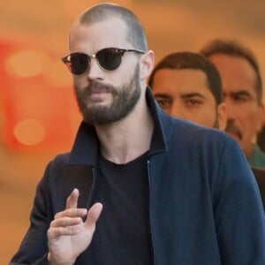 jamie dornan kurzer haarschnitt mit drei tage bart und jacke mit t shirt und sonnenbrillen