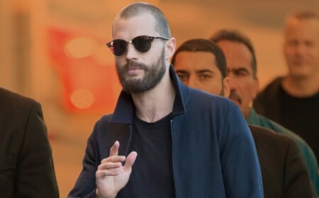 jamie dornan kurzer haarschnitt mit drei tage bart und jacke mit t shirt und sonnenbrillen