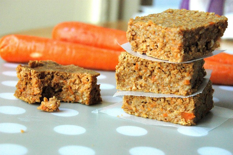 karottenkuchen proteinriegel zubereiten mit rohen zutaten und natürlichen bio produkten