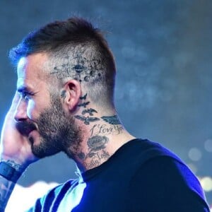 kopf tattoos mit planeten von david beckham und tätowierungen am nacken mit rose