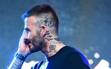 kopf tattoos mit planeten von david beckham und tätowierungen am nacken mit rose