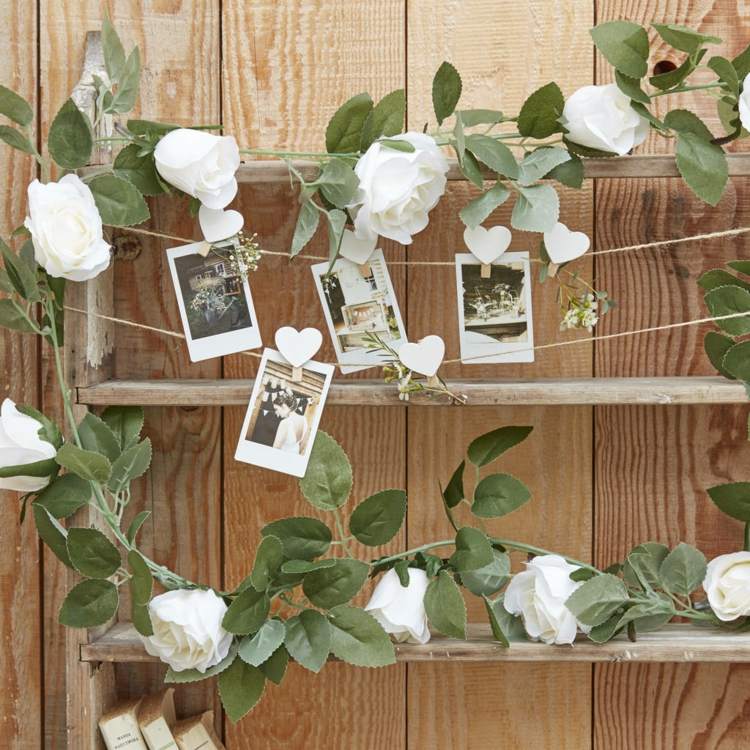 künstliche Blumengirlande mit weißen Blumen für eine rustikale oder Vintage Hochzeit