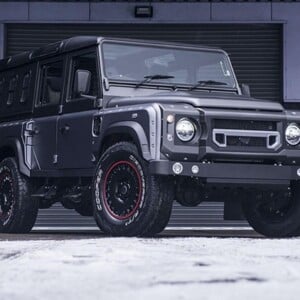 land rover defender 110 frontseite design mit kühlergrill und chrome scheinwerfern