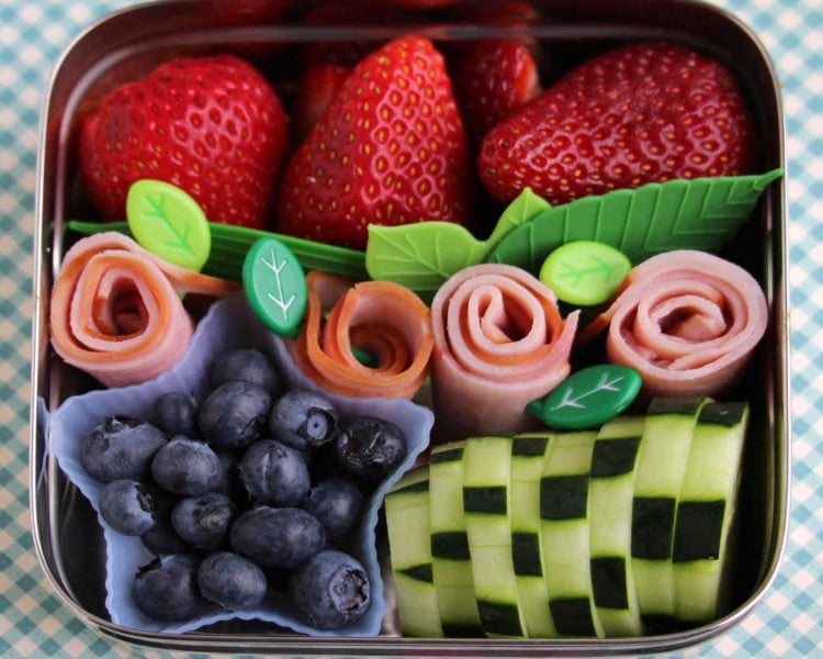 lunchbox ideen kinder gurke schinken rösschen blaubeeren erdbeeren