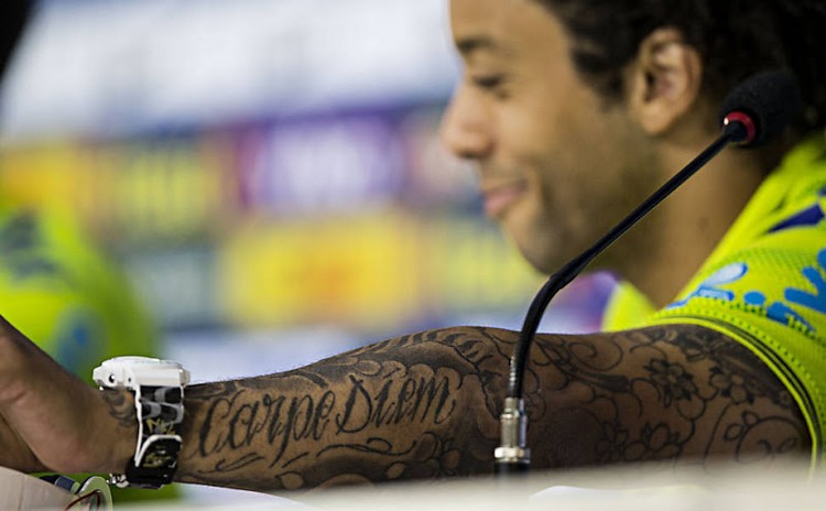 marcelo brasilien real madrid mit carpe diem tattoo am unterarm bei pressekonferenz