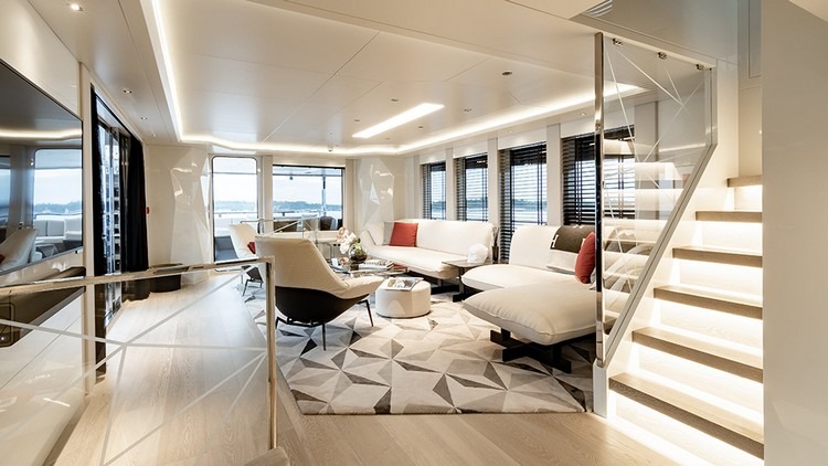 modernes yacht design mit exquisitem innenraum bestehend aus sofa couch teppich sessel