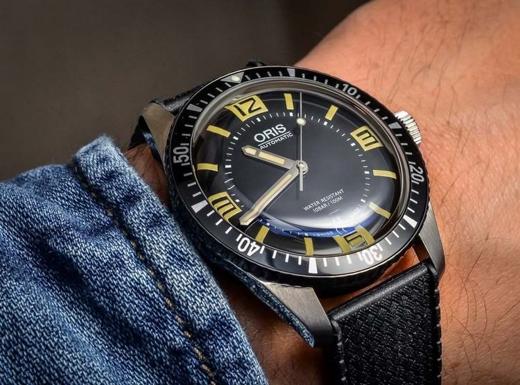 neues modell von oris diver sixty five mit armband aus kautschuk und schwarzem zifferblatt