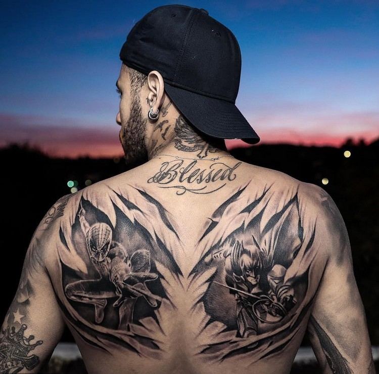 neymar blessed tattoo auf dem rücken comics helden spiderman kreuz und religiöses tattoo am nacken