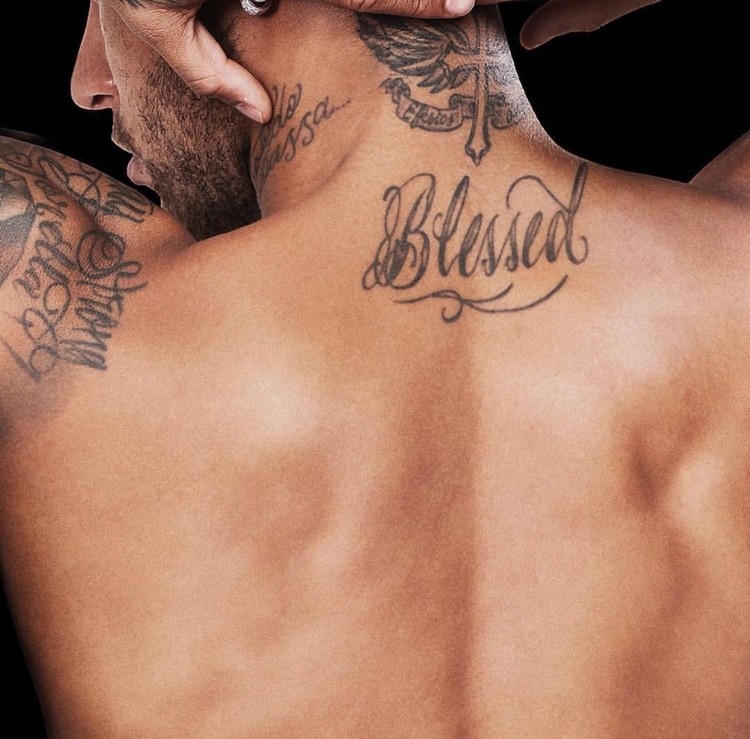 neymar blessed tattoo auf dem rücken mit kreuz und religiöses tattoo am nacken