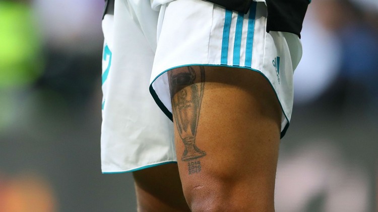 oberschenkel tattoo mit champions league trophäe als fußballer tattoos design