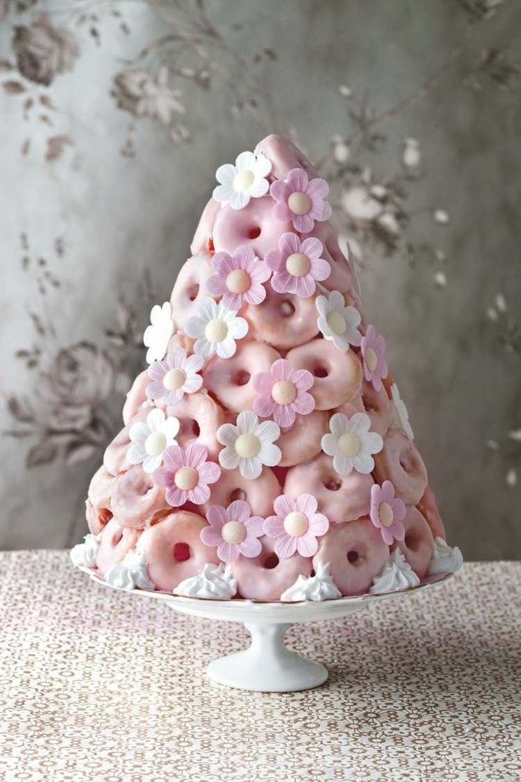 originelle Donut Torte in Kegelform und Rosa mit Blüten