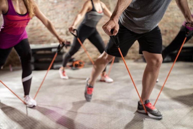 produktive fitnessband übungen mit widerstandsbänder für ein effektives ganzkörpertraining