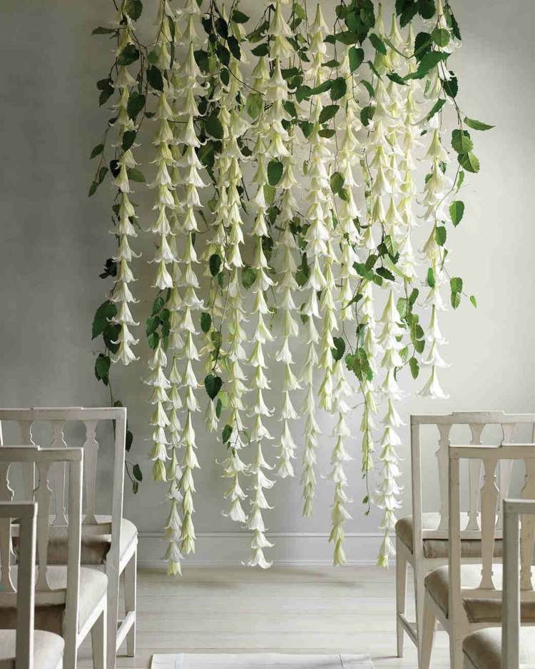 romantischer Hintergrund für die Trauung mit hängenden Blumengirlanden in Weiß