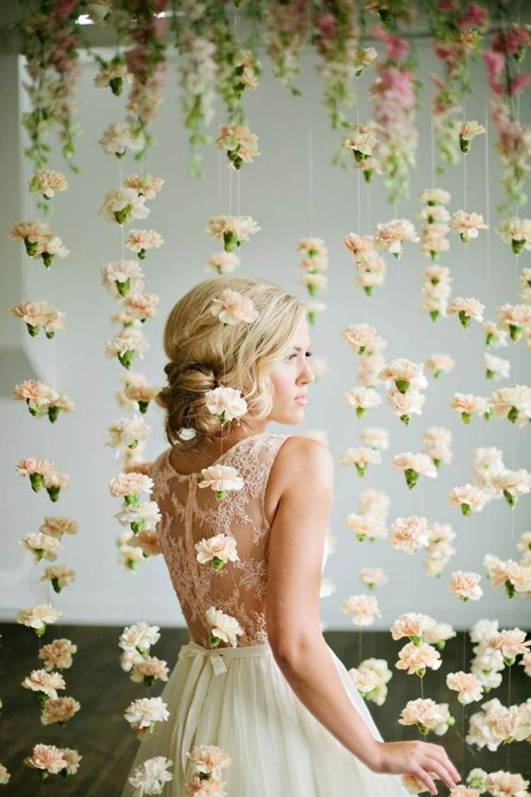 romantischer Vorhang aus Blumengirlanden mit Nelken als Dekoration
