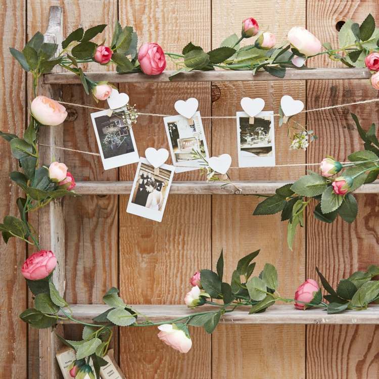 rustikales Regal mit Fotos und romantischen Blumen