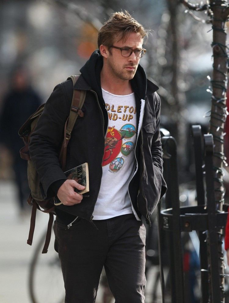 ryan gosling mit rucksack bedrucktem t-shirt freizeitjacke und hoodie auf der straße
