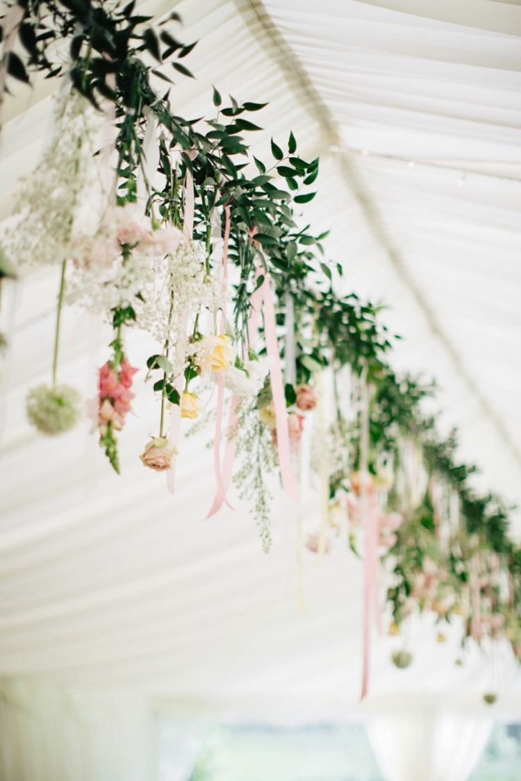 schöne Blumengirlande zur Hochzeit als Deko im Partyzelt