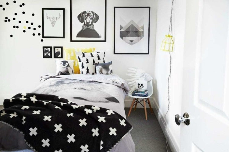 skandinavische Einrichtung in Schwarz und Weiß mit Bildern an der Wand