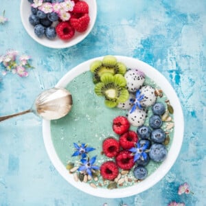 smoothie bowl kiwi beeren dragon fruit