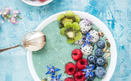 smoothie bowl kiwi beeren dragon fruit