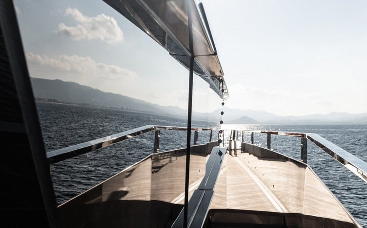 spiegelnde glassfenster als ausrüstung für luxus boot mit großem deck und fallschutz
