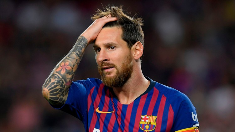 unterarm tattoo von lionel messi mit barcelona trickot