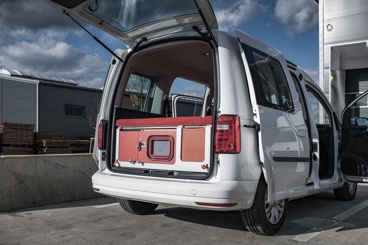 weißer caddy mit auto campingbox im kofferraum praktische lösung für minicamper