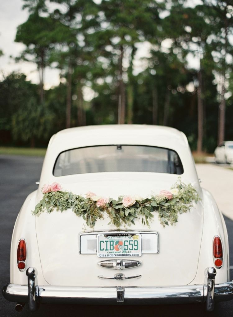 weißes Retro Auto und Oldtimer mit einer floralen Girlande im Vintage-Stil