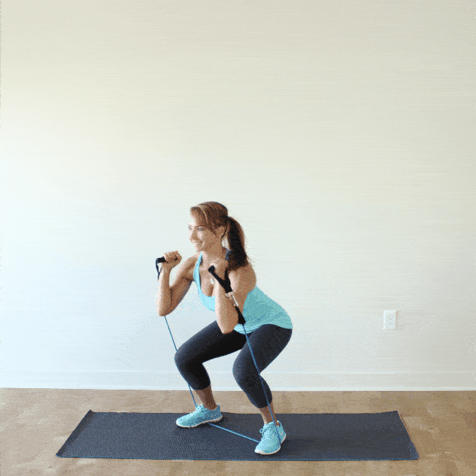 workout mit fitnessband übungen kniebeugen mit überkopfbewegungen