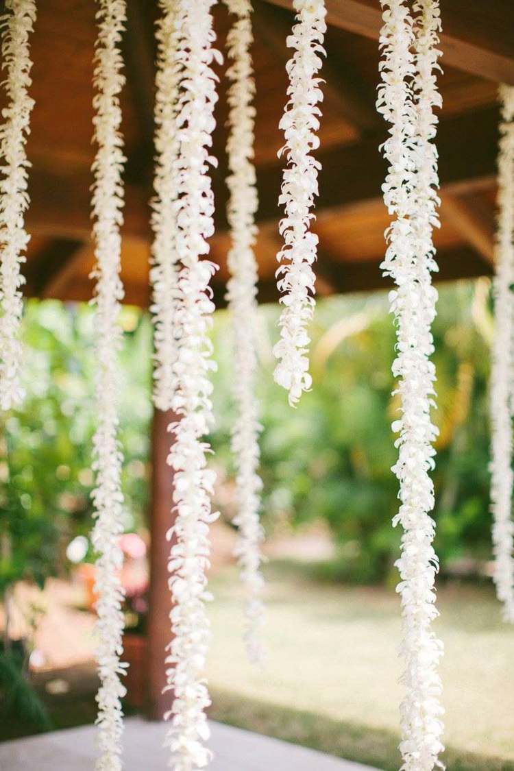 zur Hochzeit eine Pergola mit hängenden Blumen dekorieren