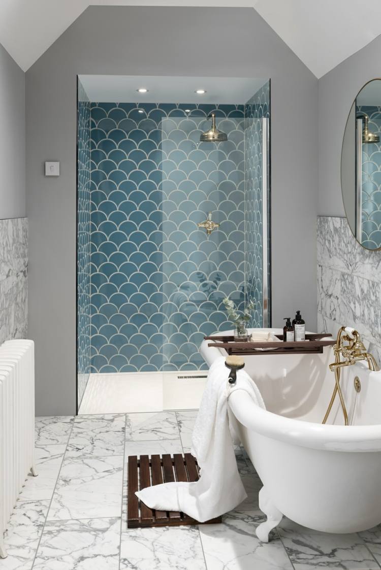 Akzentwand im Badezimmer für die Dusche kombiniert mit Marmor und Retro Wanne