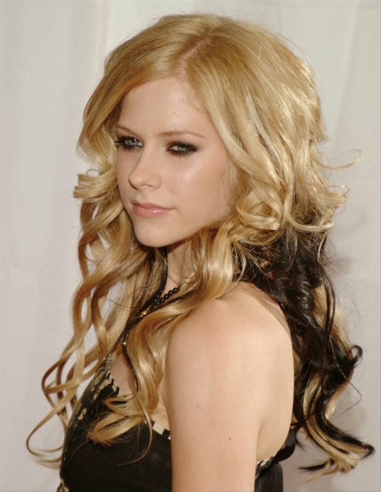 Avril Lavigne blonde Haare mit dunklen Strähnen Markenzeichen.