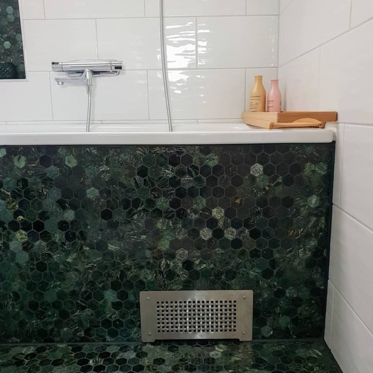 Badewanne Verkleidung Mosaik grüner Marmor Wabenmuster kombinier mit weißen Wandfliesen