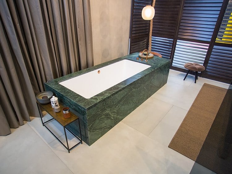 Badewanne mit Verkleidung aus grünem marmor modern Kupfer-Armaturen