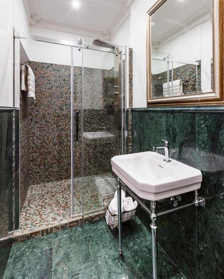 Badezimmer Mix Retro Modern begehbare Dusche mit Glas Schiebetür Mosaik grüner Marmor