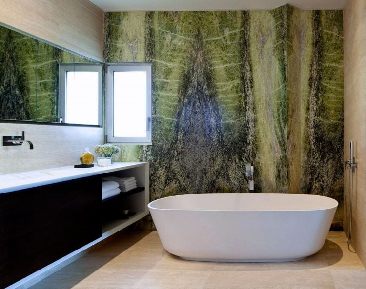 Badezimmer Wandgestaltung grüner Marmor kombiniert mit beigen Fliesen