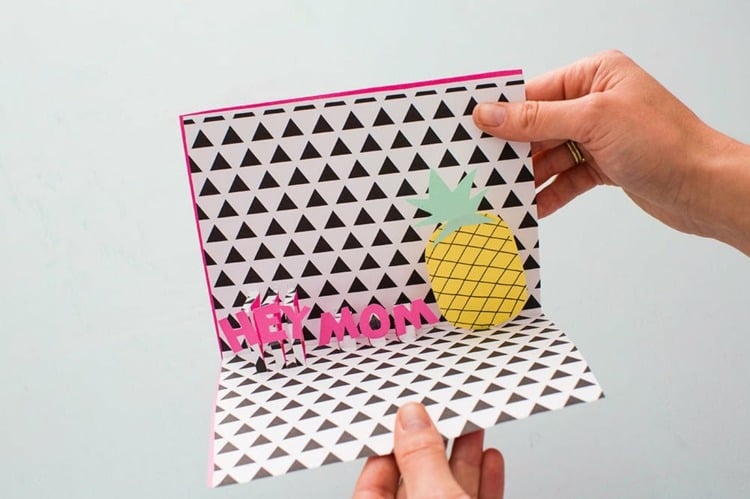 Bastelpapier mit Muster für eine selbstgemachte Grußkarte mit Spruch