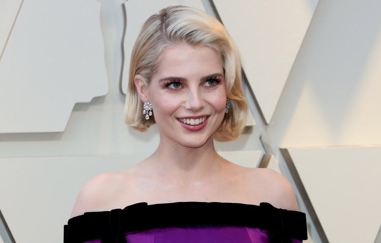 Beauty Trends Oscars 2019 blonde haare bob frisur rosa makeup lidschatten glitzer lucy boynton