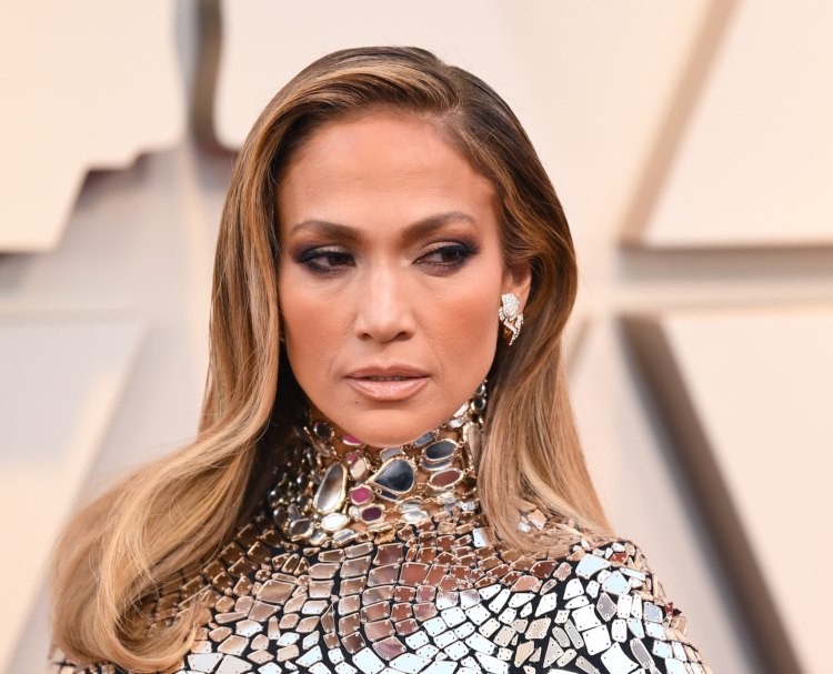 Beauty Trends Oscars 2019 mittellange Haare Seitenscheitel glatt Volumen Jennifer Lopez
