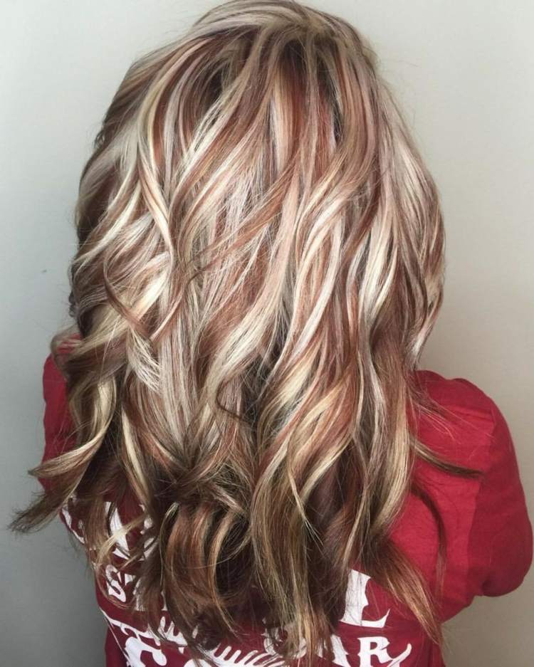 Blonde haare mit hellblonden strähnen