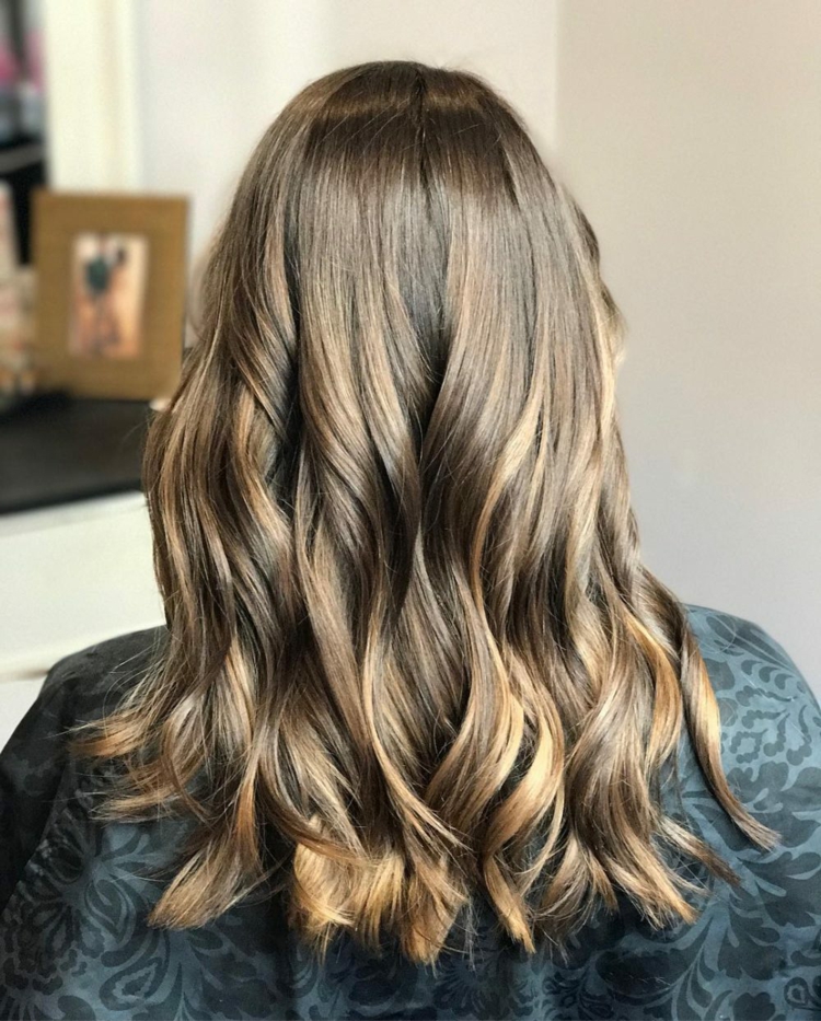 Blonde Haare dunkle Strähnen Caramell Haarfarbe