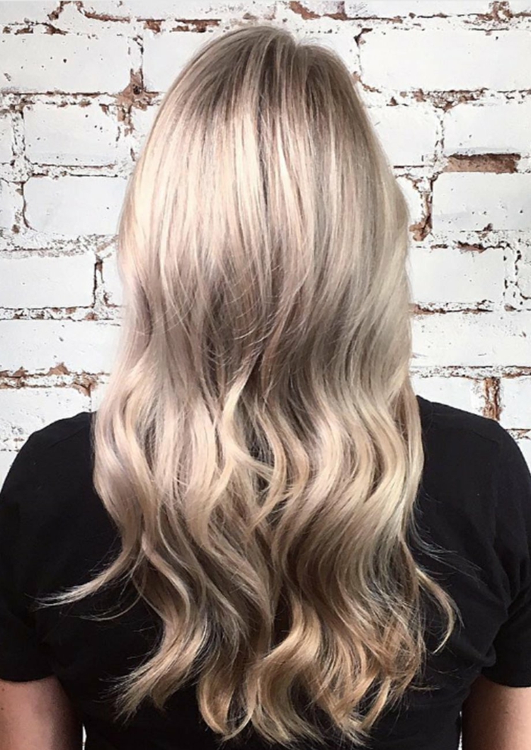 Blonde Haare graue Strähnen Frisurtrends Haare färben