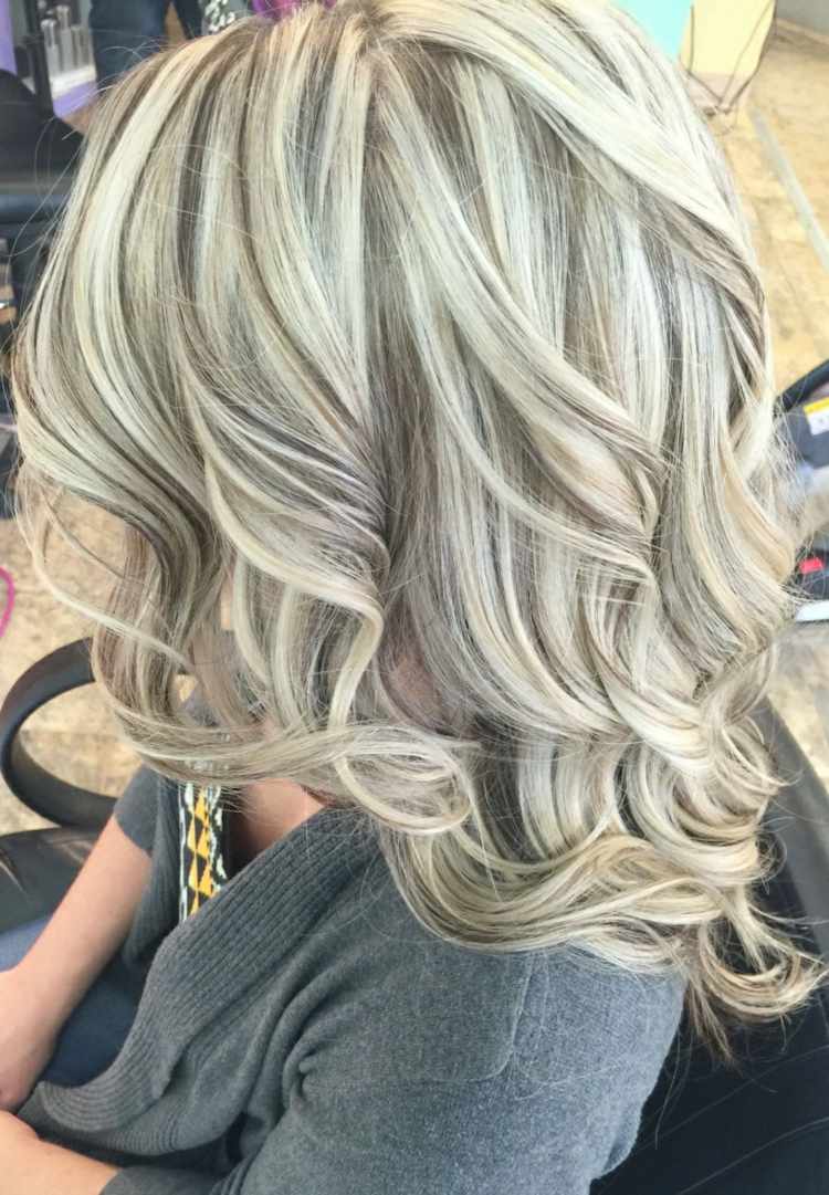 Blonde haare mit dunklen strähnchen