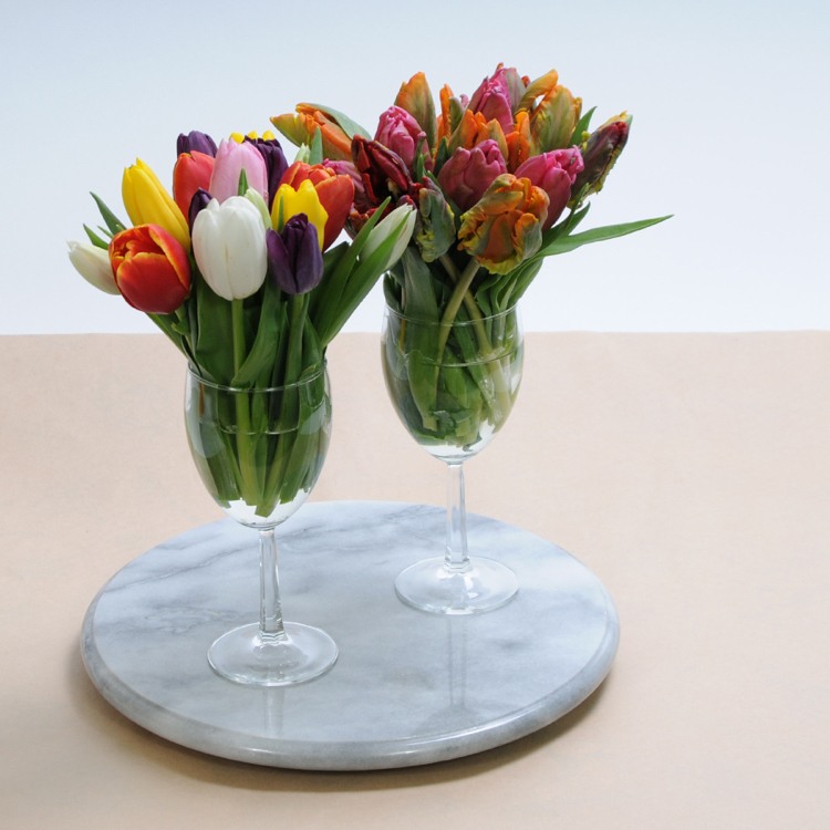 Blumendeko im Weinglas Frühling Tulpen Marmor Serviertablett