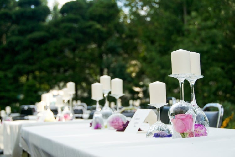 Blumendeko im Weinglas Kerzenhalter Rosenblüten Tischdeko Hochzeit