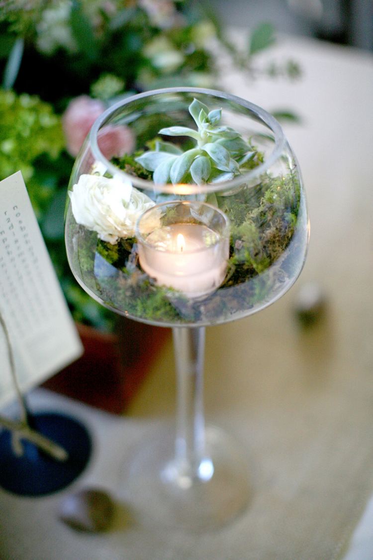 Blumendeko im Weinglas Kerzenhalter weiße Rose Sukkulente