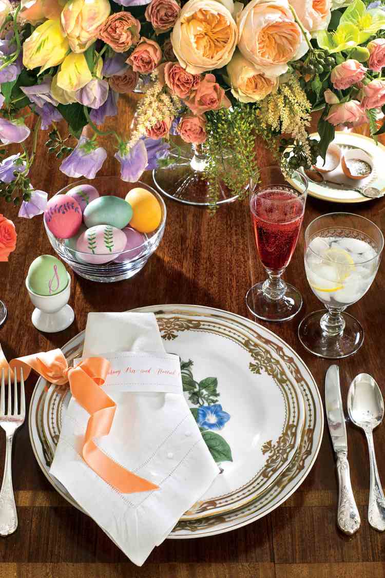 Blumendeko im Weinglas Ostern arrangieren Tisch Blumenstrauß Frühling
