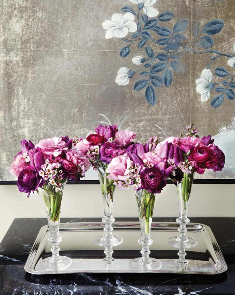 Blumendeko im Weinglas Sektgläser lila Arrangement