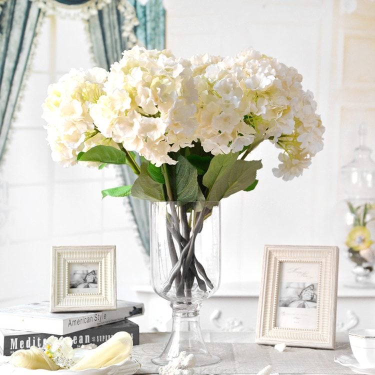 Blumendeko im Weinglas weiße Hyazinthen arrangieren
