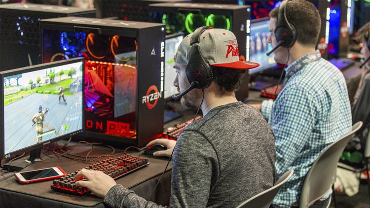 Computer- und Videospielmesse Gamescom Spiele testen Halle